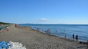 Spiaggia privata, lettini da mare, ombrelloni, pallavolo