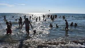 Spiaggia privata, lettini da mare, ombrelloni, pallavolo