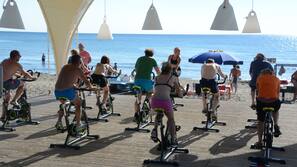 Spiaggia privata, lettini da mare, ombrelloni, pallavolo