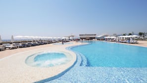Piscine couverte, 2 piscines extérieures, parasols de plage