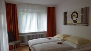 Hypoallergeen beddengoed, een minibar, een bureau, gratis wifi