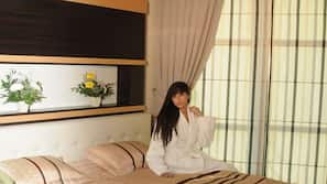 Minibar, in-room safe, free WiFi