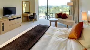 Premium bedding, in-room safe, desk, blackout drapes