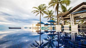 Kolam renang outdoor, dengan payung kolam renang dan kursi berjemur