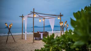 Pantai di sekitar, rumah kecil pinggir pantai gratis, dan payung pantai
