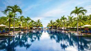Kolam renang outdoor, dengan payung kolam renang dan kursi berjemur