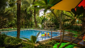 Kolam renang outdoor, dengan payung kolam renang dan kursi berjemur