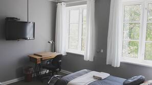 Luxe beddengoed, donzen dekbedden, een minibar, een bureau