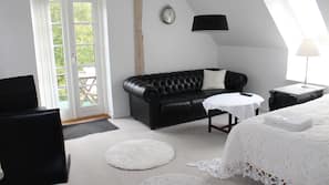 Luxe beddengoed, donzen dekbedden, een minibar, een bureau