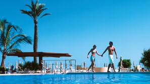Piscine extérieure, parasols de plage, chaises longues