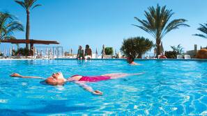 Piscine extérieure, parasols de plage, chaises longues