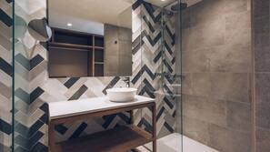 Douche, articles de toilette gratuits, sèche-cheveux