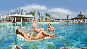 Piscina externa, guarda-sóis, espreguiçadeiras