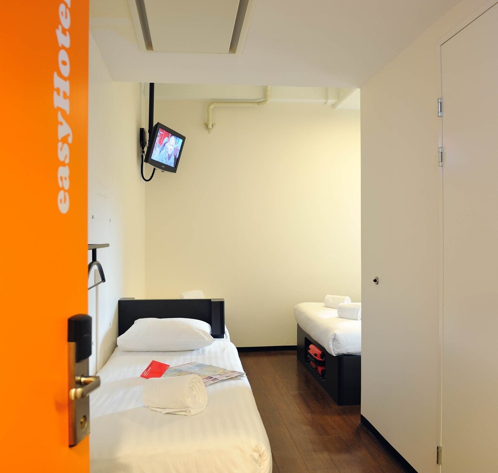 Room, easyHotel Amsterdam City Centre South