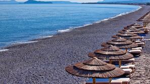 Privatstrand, Liegestühle, Sonnenschirme, Strandtücher