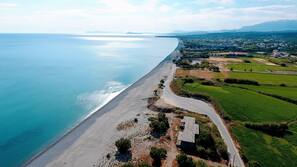 Privatstrand, Liegestühle, Sonnenschirme, Strandtücher