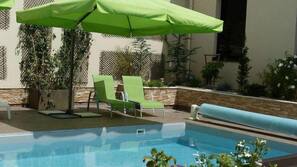 Piscine extérieure (ouverte en saison), parasols de plage