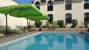 Piscine extérieure (ouverte en saison), parasols de plage