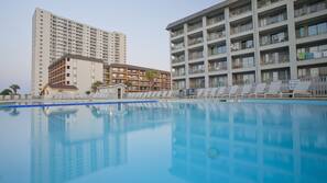 2 piscinas internas, 4 piscinas externas, espreguiçadeiras