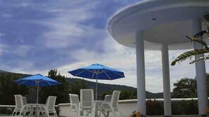 Una piscina al aire libre, sombrillas