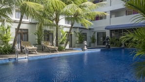 2 outdoor pools, pool loungers