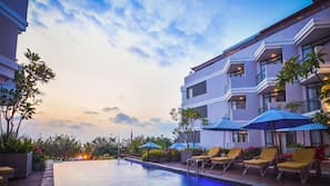 2 outdoor pools, pool loungers
