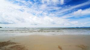 บนชายหาด, ทรายสีขาว, ผ้าเช็ดตัวชายหาด