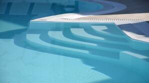 Een seizoensgebonden buitenzwembad, parasols voor strand/zwembad