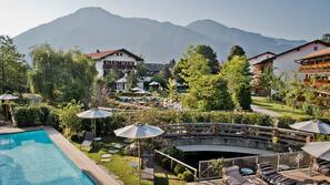 Innenpool, Außenpool, Sonnenschirme, Liegestühle