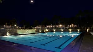 Piscina stagionale all'aperto, ombrelloni da piscina, lettini