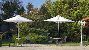 Piscine extérieure (ouverte en saison), parasols de plage