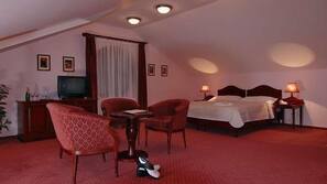 Minibar, in-room safe, desk, iron/ironing board