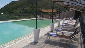 Piscine extérieure, parasols de plage, chaises longues