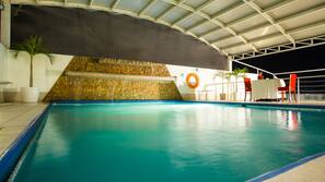 Una piscina cubierta