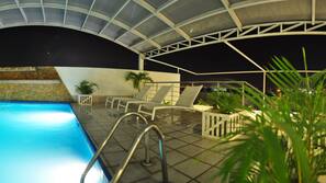 Una piscina cubierta