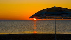 Una spiaggia nelle vicinanze, lettini da mare, ombrelloni