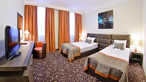 Ropa de cama hipoalergénica, minibar, caja fuerte y escritorio