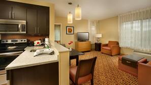 Full-size fridge, microwave, stovetop, dishwasher