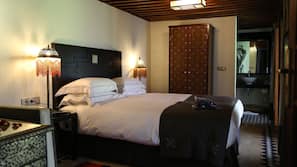 Premium bedding, in-room safe, iron/ironing board, free WiFi