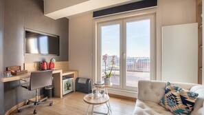 Minibar, escritorio, cortinas opacas