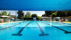 Una piscina al aire libre de temporada