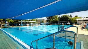 Una piscina al aire libre de temporada