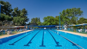 Una piscina al aire libre de temporada