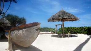 Am Strand, Liegestühle, Sonnenschirme, Strandtücher