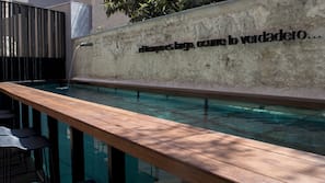 Una piscina al aire libre de temporada