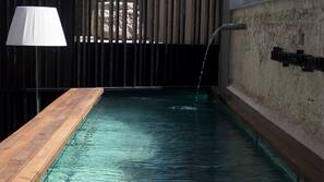 Una piscina al aire libre de temporada