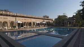 3 outdoor pools, pool umbrellas, sun loungers