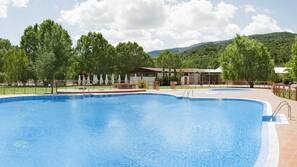 Una piscina al aire libre de temporada