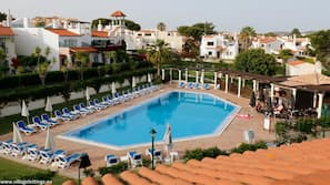 2 piscines extérieures, parasols de plage, chaises longues