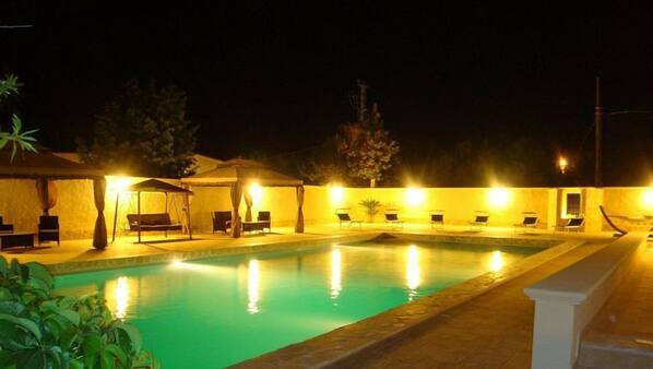 Piscina all'aperto, cabine incluse nel prezzo, ombrelloni da piscina